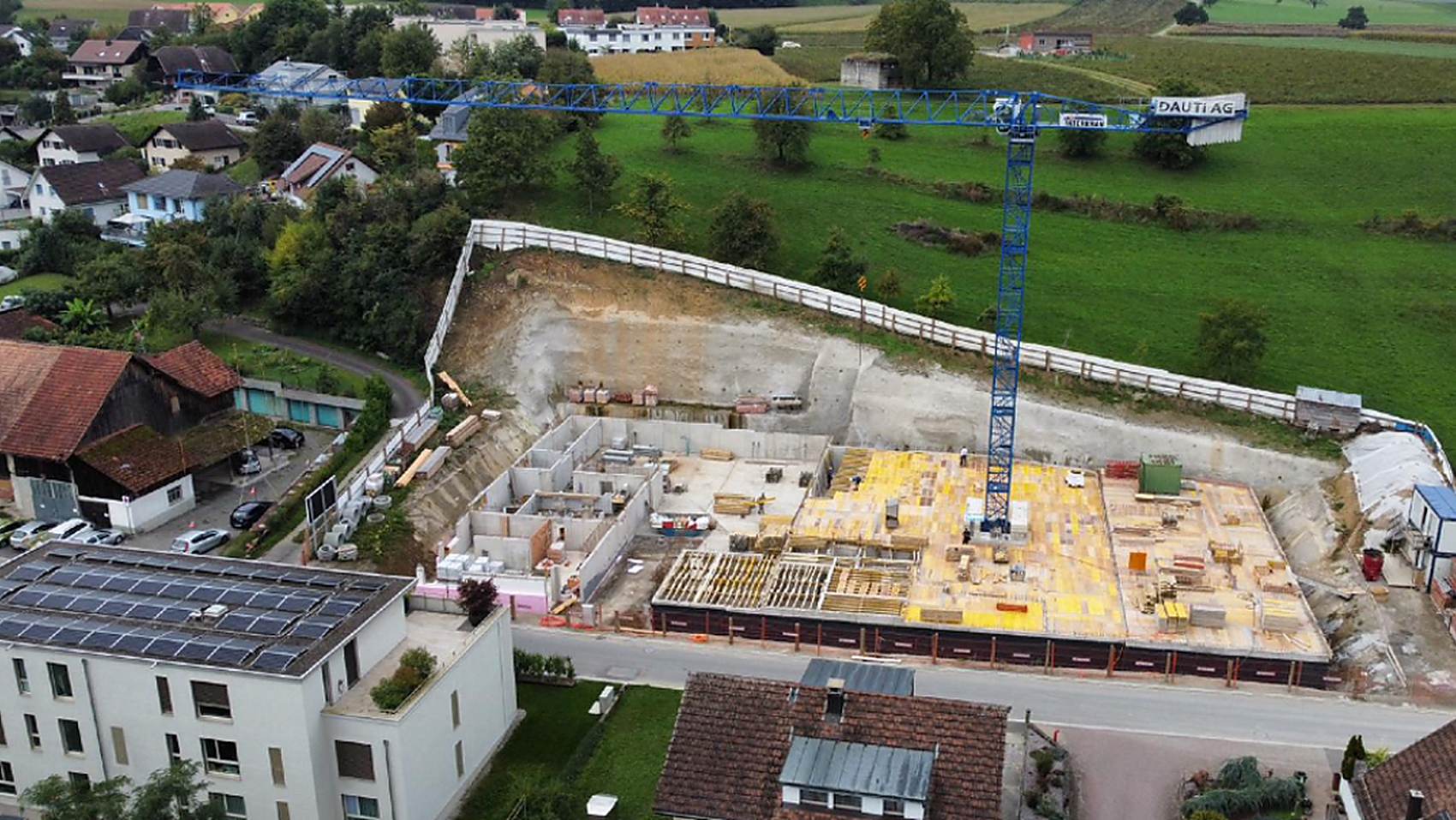 Baustelle der DAUTI Bauunternehmung AG mit Baukran im Raum Winterthur